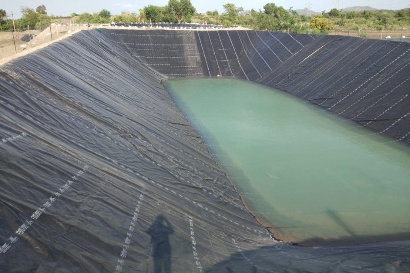 HDPE geomembrane pond liner used for farm water storage and seepage control